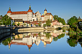 Schloss Neuburg spiegelt sich in der Donau, Neuburg an der Donau, Donau-Radweg, Oberbayern, Bayern, Deutschland