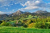 Kirche von Höglwörth vor Hochstaufen und Zwiesel, Chiemgauer Alpen, Chiemgau, Oberbayern, Bayern, Deutschland