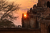 Tempel bei Sonnenuntergang nahe Ortschaft Minnanthu, Bagan, Myanmar