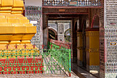 Buddhistischer Tempel mit bunten Mosaiken auf Mandalay Hill, Mandalay, Myanmar