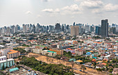 Blick über Wohnhäuser und Skyline in Upper Sukhumvit von Hochhaus, Bangkok, Thailand
