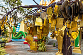 Blattgold am Eingang des Tiger Cave Tempels (Wat Tham Sua, Krabi Stadt, Krabi Region, Thailand