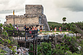 Ruinen an der Küste auf dem Gelände der Maya Stätten von Tulum, Quintana Roo, Yucatan Halbinsel, Mexiko