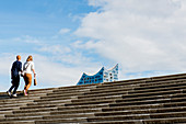 Paar auf einer Treppe, Elbphilharmonie, Architekten Herzog & De Meuron, Hafencity, Hamburg, Deutschland