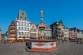 Petrusbrunnen am Hauptmarkt mit Steipe,Trier, Mosel, Rheinland-Pfalz, Deutschland