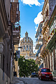 Kubanische Gasse mit Häusern im Kolonialstil und Blick auf Kapitol, Altstadt von Havanna, Kuba
