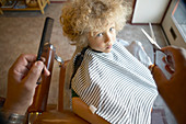 Friseur bereit um einem Jungen die Haare zu schneiden