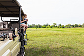 Dreizehnjähriges Mädchen auf Safari-Jeep, Botswana