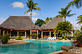 Poolanlage mit Restaurant und Bar im Hotel Shangri-La, Yanuca Island, Fiji