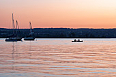 Blick auf den Ammersee bei Sonnenuntergang, im Hintergrund das Marienmünster in Dießen, Bayern, Deutschland, Europa