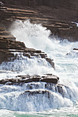 Wellen am Cap Frehel während eines Wintersturms, Bretagne, Frankreich