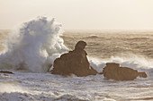 Wellen und Sturm auf der Halbinsel Quiberon, Bretagne, Frankreich