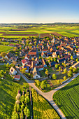 Luftbild von Dornheim in der Hellmitzheimer Bucht, Iphofen, Kitzingen, Unterfranken, Franken, Bayern, Deutschland, Europa