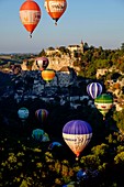 Frankreich, Lot, Haut-Quercy, Rocamadour, Zwischenstopp auf der Pilgerfahrt Saint Jacques de Compostelle, Heißluftballonfestival