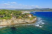 Frankreich, Var, Saint-Cyr-sur-Mer, Cap Saint Louis, Baie des Lecques im Hintergrund (Luftaufnahme)