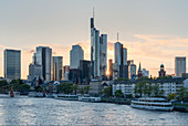 Die Skyline von Frankfurt am Main in der Abenddämmerung, Frankfurt, Deutschland, Europa