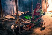 Alte Kuna-Indianerin in traditioneller Kleidung. San-Blas-Inseln, Comarca Guna Yala, Panama, Mittelamerika