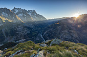 Panorama auf Courmayeur und das Zentraltal vom Mont Chétif bei Sonnenaufgang, Aostatal, Italien
