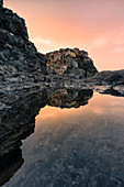Sonnenaufgang bei Manarola im Frühjahr, Nationalpark Cinque Terre, Gemeinde Riomaggiore, Provinz La Spezia, Ligurien, Italien, Europa