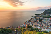 Panoramablick auf die kleine Stadt Riomaggiore bei Sonnenuntergang, Nationalpark Cinque Terre, Manarola, Gemeinde Riomaggiore, Provinz La Spezia, Region Ligurien, Italien, Europa