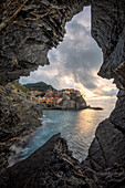 Magischer Sonnenaufgang gesehen von der Innenseite einer kleinen Höhle, Nationalpark Cinque Terre, Manarola, Gemeinde Riomaggiore, Provinz La Spezia, Region Ligurien, Italien, Europa