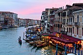 Italien, Venetien, Venedig, UNESCO-Weltkulturerbe, Canal Grande bei Sonnenuntergang von der Rialtobrücke aus gesehen