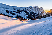 Sonnenuntergang im Skigebiet Seiser Alm, Südtirol, Italien