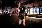 Drei Krampusen laufen durch die Altstadt, Klausentreiben, Immenstadt im Allgäu, Oberallgäu, Bayern, Deutschland