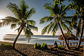 Touristin geniesst Sonnenuntergang an einsamen Strand, Malekula, Vanuatu, Südsee, Ozeanien