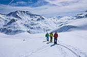 Gruppe aus Skitourengehern im Gebirge der Kitzbüheler Alpen, Tirol, Österreich