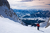 Mann auf Skitour am Ellmauer Tor im Wilden Kaiser, Gebirge, Tirol, Österreich