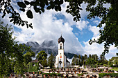 Blick auf die St. Johannes der Täufer Kirche in Grainau, im Hintergrund der Waxenstein, Grainau, Bayern, Deutschland, Europa