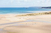 Blick in die Bucht Sable d Or bei Erquy während der Heideblühte bei Ebbe. Zwischen Cap Frehel und Cap Erquy gelegen. Bretagne, Frankreich.