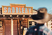 Cowboy auf Straße von Pioneertown, Joshua Tree National Park, Kalifornien, USA, Nordamerika