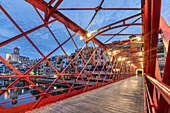 Eiffel-Brücke über den Fluss Onyar in der Altstadt von Girona, Spanien