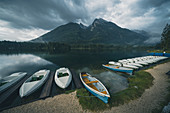 Mietboote am Ufer des Hintersees mit Blick auf Schärtenspitze und Kleinkalter, Berchtesgadener Land, Bayern, Deutschland