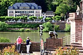 Neckar, river, house, 2 tourists, cat monument, at the bridge gate, Heidelberg am Neckar, Baden-Württemberg, Germany