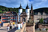Auf der alten Brücke mit Brückentor, Tor, Mittelalter, Menschen auf Brücke, Heidelberg am Neckar, Baden-Württemberg, Deutschland