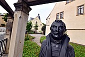 Lutherhaus mit Museum mit Lutherbüste in der Lutherstadt Eisleben, Sachsen-Anhalt, Deutschland