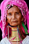 Kopfporträt einer Kayan Lahwi Frau mit Messinghalsspulen und traditioneller Kleidung. Die Long Neck Kayan (auf Birmanisch auch Padaung genannt) sind eine Untergruppe der Karen aus Burma. Sie tragen Spiralwickel um Hals und Unterschenkel. Sie werden auch als &quot,Giraffenfrauenundquot; bezeichnet. Der Hals selbst wird nicht verlängert, das Erscheinungsbild eines gestreckten Halses entsteht unter dem Druck des Kragens, der unteren Rippen sowie der Schultern und Schlüsselbeine Zusammenbruch. Pan Pet Region, Bundesstaat Kayah, Myanmar