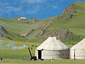 Jurten am Songköl See (engl. Song-Kul), Tian Shan Berge oder Himmlische Berge in Kirgisien. Asien, Zentralasien, Kirgisistan