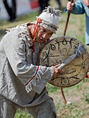 Ein Schamane erzählt den Mytho, Volksfest zum Gedenken an den Ursprungsmythos Tian Shan Maral (Tian Shan Wapiti), ein Ursprungsmythos der kirgisischen Stämme. In der Nähe von Tasch Baschat, Region Naryn, Asien, Zentral-Aisa, Kirgisistan