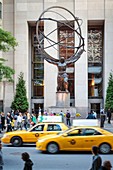 Atlas-Statue, Rockefeller Center, Fifth Avenue, New York, Bundesstaat New York, Vereinigte Staaten von Amerika. Die Art-Deco-Statue ist das Werk des in Deutschland geborenen amerikanischen Bildhauers Lee Lawrie (1877 - 1963) in Zusammenarbeit mit dem amerikanischen Bildhauer Rene Paul Chambellan (1893 - 1955). Die 45 Fuß hohe Skulptur wurde 1937 im Rockefeller Center installiert.