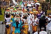 Balinesische Hindu-Leute bei der Batara Turun Kabeh-Zeremonie, Besakih-Tempel, Bali, Indonesien