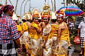 Eine Gruppe junger balinesischer Hindu-Frauen bei der Batara Turun Kabeh-Zeremonie, Besakih-Tempel, Bali, Indonesien