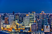 Osaka, Japan, Luftaufnahme der Stadt in der Abenddämmerung