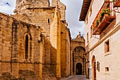 Das Barockportal aus dem 18. Jahrhundert mit einer Nische, in der sich das Bild von San Pedro befindet, Ruinen der Kirche San Pedro, Französischer Weg, Jakobsweg, Viana, Navarra, Spanien, Europa