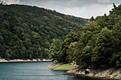 Mündung Banfer Bach und Eder an der Hünselburg, Nationalpark Kellerwald-Edersee, Hessen, Deutschland, Europa