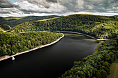 Die Eder mit Blick auf Hünselburg, Wooghölle am Arensberg und Mündung Bärenbach, Nationalpark Kellerwald-Edersee, Hessen, Deutschland, Europa
