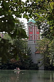 Kanufahrer und Kastenturm, Äusserer Stadtgraben, Augsburg, Schwaben, Bayern, Deutschland